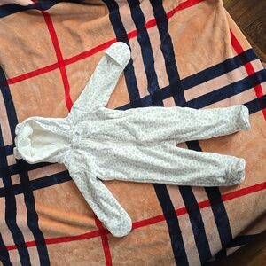 Snowsuit leopard print. Size: 9M.